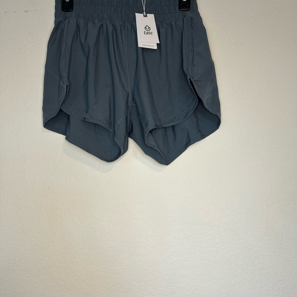 NWT Tasc Medium Ready 2-in-1 Short Storm gray - Picture 3 of 12